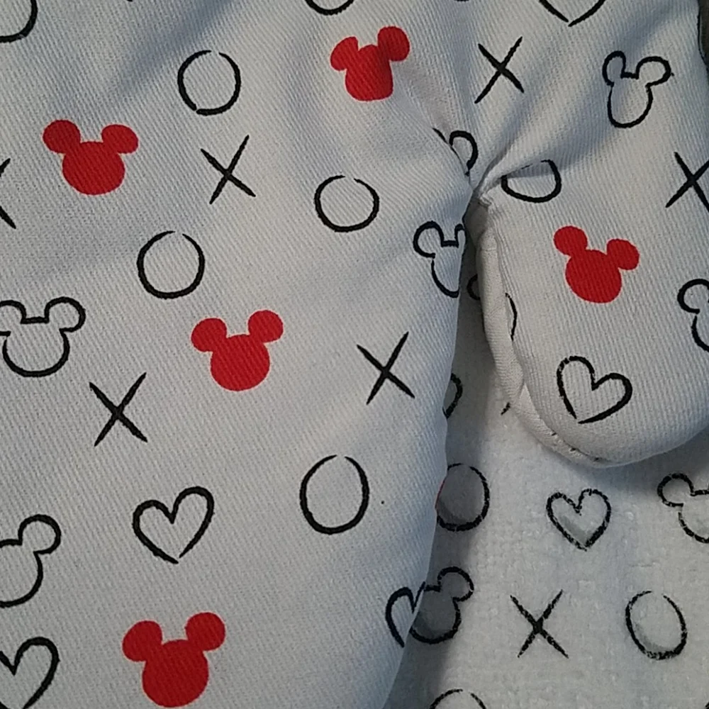 Disney Mickey Mouse Hugs&Kisses 3 Piece Kitchen Oven Mitt Set